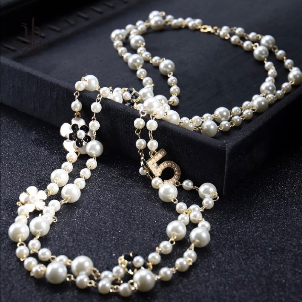 Long pearl Chanel intimate necklace